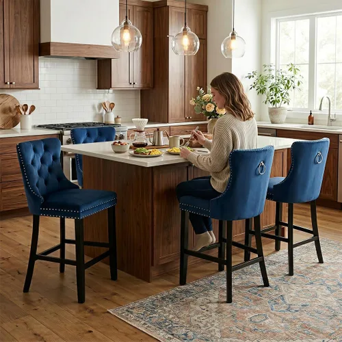 Vista 129 de SoarFlash Juego de 2 taburetes de bar tapizados de terciopelo moderno con patas de madera, botones acolchados, cabeza de clavo cromada, asiento