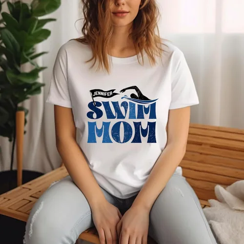 Vista 5 de Camiseta personalizada para mamá con nombre de jugador personalizado para amantes de la natación, equipo de natación, mamá, deportes, mamá, camisas
