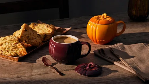 Vista 5 de Le Creuset - Taza de cerámica de calabaza con tapa, 14 onzas, caqui Naranja (Persimmon)