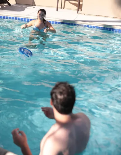 Vista 2 de SkimBe® Disco de juguete – Disco de desnatamiento para piscina, playa y juegos de verano – Juguete de desnatamiento de agua para niños y adultos