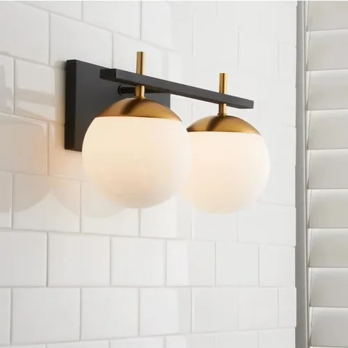 Vista 2 de 2 lámparas de baño, luz negra y dorada, luz de baño de mediados de siglo sobre espejo con pantalla de globo de vidrio blanco, apliques de pared