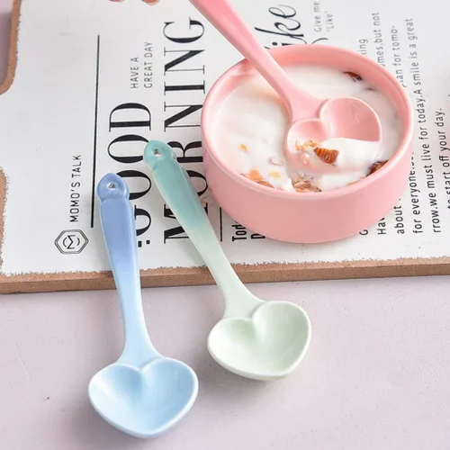 Vista 5 de Elegante juego de 4 cucharas de postre decorativas en forma de corazón de cerámica para postres para el hogar y el restaurante