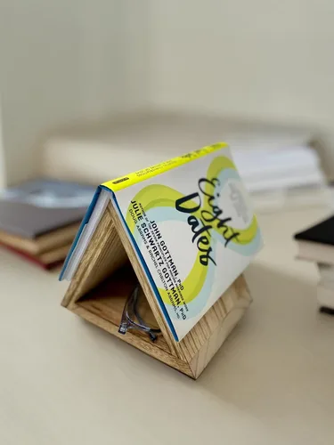 Vista 7 de Soporte de libro triangular multifuncional personalizado, no requiere montaje, elegante soporte para libros, accesorio de libro de madera, regalo