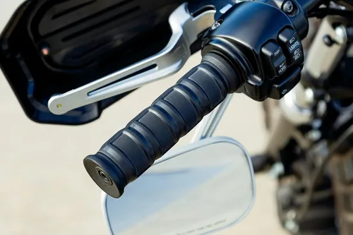 Vista 3 de Kuryakyn 6673 Dillinger Puños para control del acelerador de doble cable: motocicletas Harley-Davidson 1996-2019, negro satinado, 1 par