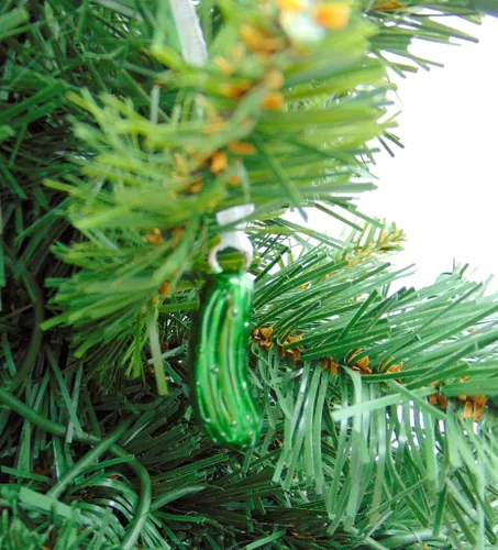 Vista 4 de Adorno de pepinillo en escabeche Pequeño Pepinillo en Árbol de Navidad Decoración Navideña en Caja con Tarjeta de Historia Legendaria