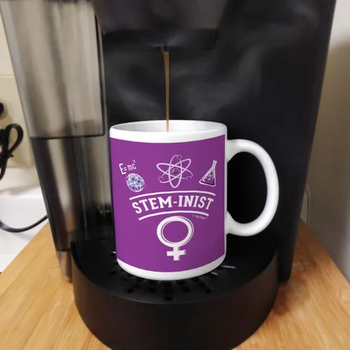 Vista 5 de Mujeres en la ciencia STEMinist Feminist Ciencia Mujer Mujer Profesora de Ciencias Regalos Mujer Ingeniera Regalo Taza de Café Taza de Té
