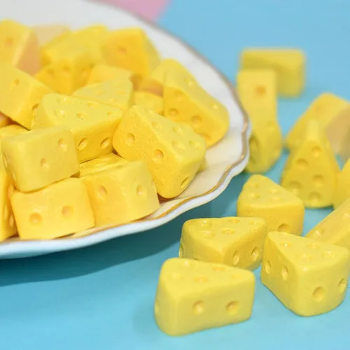 Vista 7 de TOYANDONA 100 piezas de queso de cocina en miniatura, modelos de queso artificiales, triángulo de simulación, figuras de comida de pastel de queso