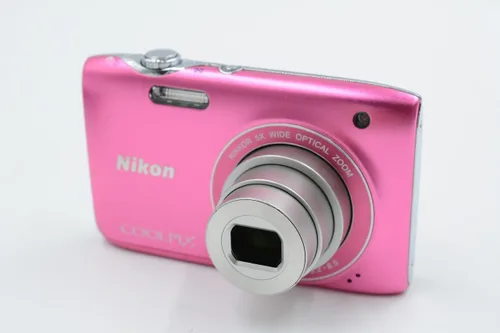 Vista 2 de Nikon COOLPIX S3100 Cámara digital de 14 MP con lente de zoom óptico gran angular NIKKOR 5x y LCD de 2.7 pulgadas (rosa)
