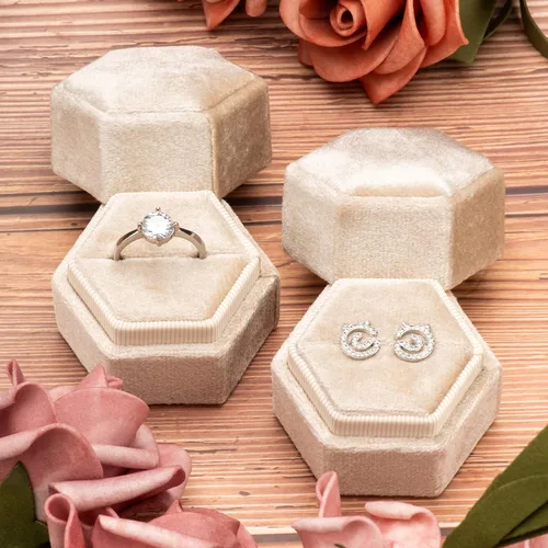 Vista 7 de Equal - Caja hexagonal de terciopelo para compromiso, propuesta de boda, caja de regalo de joyería, caja de embalaje de joyería (beige)