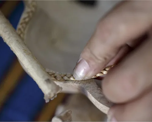 Vista 6 de AeraVida Cuenco de madera tallado con elefantes triunfantes de 6 pulgadas - Artesanía de comercio justo