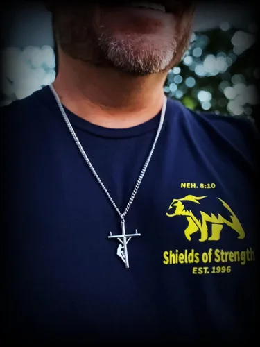 Vista 4 de Shields of Strength Collar de cruz de lineman para hombre - Juan 14, Acero inoxidable