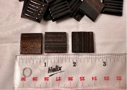 Vista 3 de Azulejo de vidrio 3/4" marca Hakatai - P 36 Henna - Bolsa de 1 lb