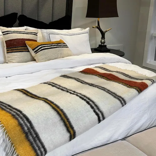 Vista 2 de HiEnd Accents - Juego de funda de edredón de 3 piezas, tamaño King, color blanco con bordado negro, ropa de cama de algodón de lujo