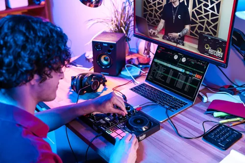 Vista 4 de Hercules DJLearning Kit MK2 — Kit todo en uno para aprender a mezclar — Software y tutoriales incluidos