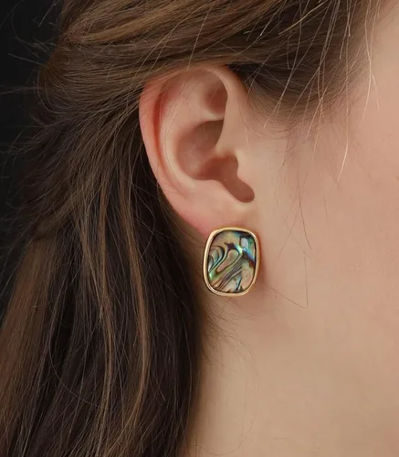 Vista 3 de Aretes de forma rectangular con bordes redondos. Diseño de piedra de resina de ámbar turquesa abulón, bisel chapado en oro real de 18 quilates