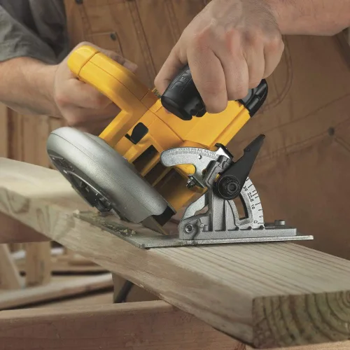 Vista 4 de DEWALT Sierra circular de 7 1/4 pulgadas, giratoria con bisel de hasta 57 grados, con cable (DWE575SB)