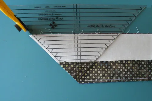Vista 2 de Strip Tube Ruler™ - 9.5" x 9.5" x 13.25" Herramienta de acolchado de mayor venta para triángulos cuadrados perfectos