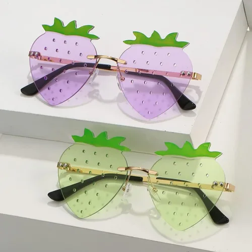 Vista 5 de BAWUYI Lindas gafas de sol en forma de fresa para mujeres, hombres, niñas, niños, accesorios de fiesta de graduación, Halloween, Navidad, disfraces
