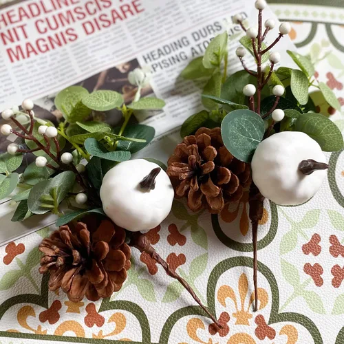 Vista 3 de 6 tallos de vegetación de hojas artificiales de eucalipto con piñas de calabaza blancas para decoración de mesa de boda, otoño, día de Acción