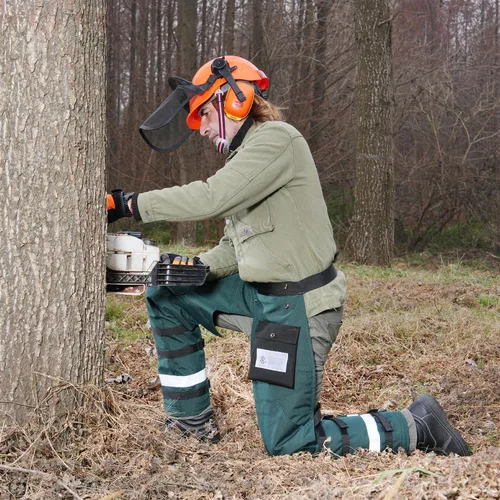 Vista 3 de Chaparreras de motosierra con envoltura técnica de YARDMARIS de UL Clase A, 8 capas, estilo delantal, color verde ejército Verde militar