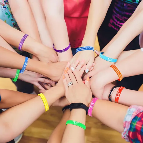 Vista 5 de Chalyna 48 pulseras con versículos bíblicos motivacionales, pulseras de goma cristianas a granel, pulseras inspiradoras de las Escrituras cristianas