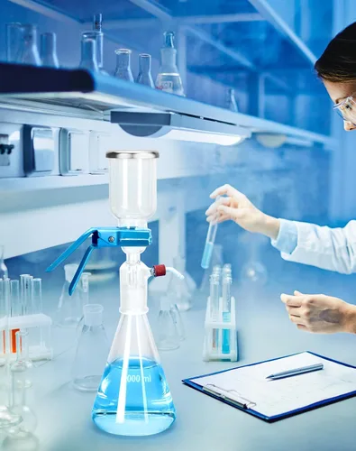 Vista 2 de QWORK Aparato de Destilación de Filtración al Vacío de Vidrio, 1000ml - Incluye Embudo Graduado, Matraz de Filtro, Abrazadera - Tamaño de Poro de 10