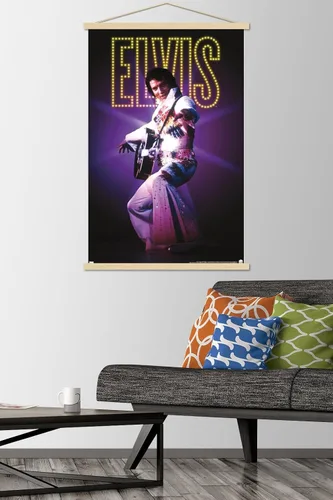 Vista 2 de Trends International Elvis Presley - Póster de pared de traje, 22.37 x 34.00 pulgadas, paquete de impresión premium y colgador de madera de haya