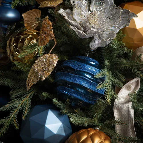 Vista 6 de Vickerman Esfera ondulada de adorno de Navidad de 6 pulgadas, acabado de caramelo a rayas azul medianoche con detalles de purpurina, plástico