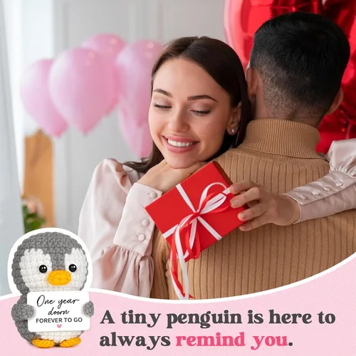Vista 4 de Regalos de 1 año para aniversario de novio, novia, pingüino de ganchillo hecho a mano