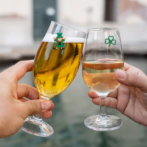 Vista 2 de Simply Charmed Marcadores magnéticos para bebidas del día de San Patricio y dijes de vino para vasos sin tallo, tazas de cerveza o cócteles