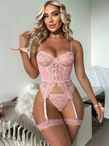 Vista 3 de WDIRARA Conjunto de lencería sexy para mujer, conjunto de lencería de encaje floral con 1 par de medias de red