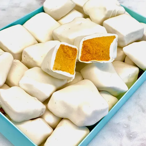 Vista 8 de Caramelo de esponja de panal de chocolate con leche de Malibu, trozos crujientes de caramelo de panal sumergidos a mano en chocolate con leche
