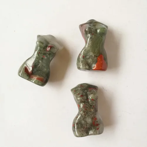 Vista 3 de Escultura de figura de cristal curativo de piedra de sangre africana, escultura de 2 pulgadas de tallado de piedra de palma de bolsillo
