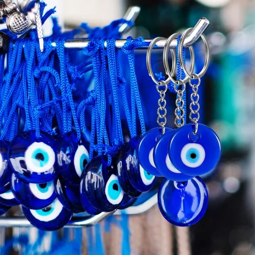 Vista 4 de Inbagi 50 llaveros de ojo turco azul turco con dijes de decoración para manualidades, llavero de cristal con llavero, adorno colgante, accesorios