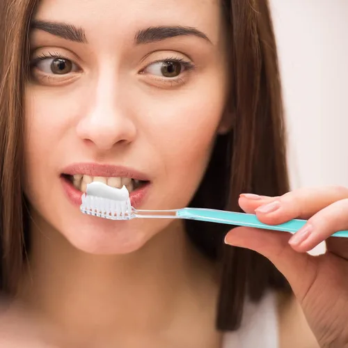 Vista 5 de Honeydak Paquete de 400 cepillos de dientes desechables envueltos individualmente, cepillo de dientes manual de un solo uso, cepillo de dientes