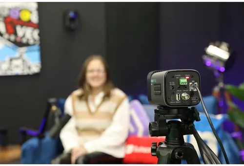 Vista 6 de PTZOptics Cámara Studio 4K (gris) Zoom óptico de 12x Video UHD60 Cámara de transmisión controlada por IP para transmisión y eventos + trípode