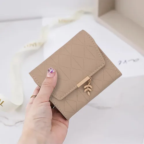 Vista 54 de UTO - Cartera pequeña RFID de piel sintética con dije de hoja, cierre de cremallera y tarjetero.