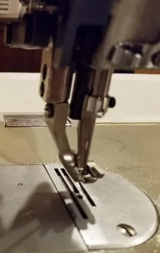 Vista 3 de Yamata FY5318 Caminar Pie Lockstitch Uphostery Máquina de coser de cuero servomotor, mesa. Requiere montaje