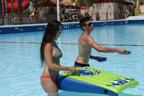 Vista 4 de Airhead Lob the Blob - Juego inflable para piscina o cornhole de 37 pulgadas x 26 pulgadas.