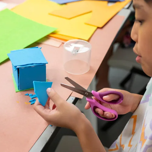 Vista 3 de WA Portman - Tijeras romas para niños, con punta roma de 5 pulgadas, para aulas, suministros de regreso a clases, agarre antideslizante y cuchillas