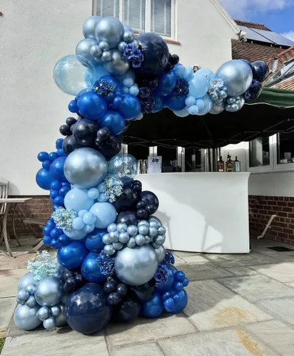 Vista 4 de Kit de Arco de Globos Azul ADOINBY, kit de 152 piezas de globos cromados macarrón azul marino y estrellas, kit de globos de diferentes tamaños