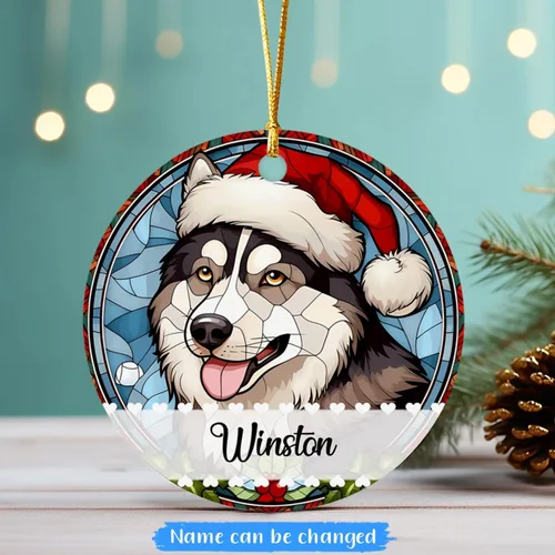 Vista 2 de Adorno de Navidad de Alaskan Malamute 2025, con nombre personalizado de Alaskan Malamute estilo vitral, regalo para hijo e hija, adorno