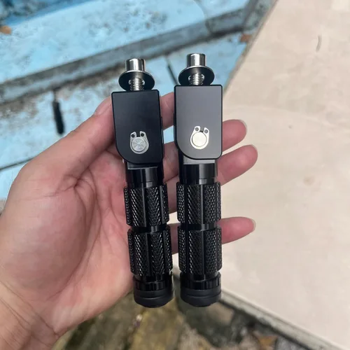 Vista 5 de M8 Estriberas Plegables para Motocicleta Estriberas Delanteras Coche Eléctrico Antideslizantes Reposapiés Traseros Bicicleta 90 Grados Fijo Plegable