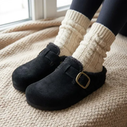Vista 5 de CUSHIONAIRE Haven - Zuecos de cuero genuino para mujer, zapatos sin cordones con forro de piel sintética con plantilla de corcho y hebilla ajustable