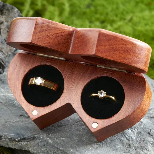 Vista 6 de Handicraftviet Caja para anillos Mr and Mrs – Caja de anillo hecha a mano con forma de corazón para ceremonia de boda, soporte para anillo de boda
