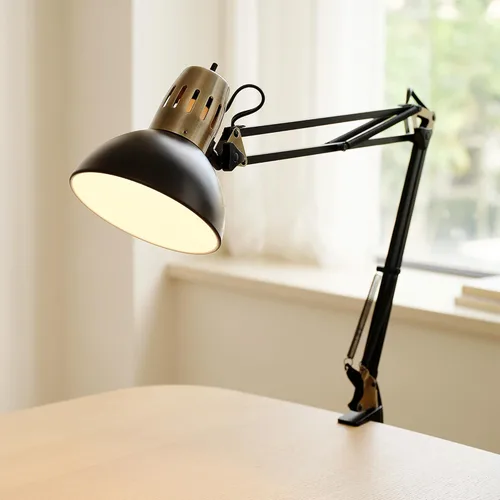 Vista 3 de Globe Electric 62000009 Lámpara de escritorio de 32" con múltiples articulaciones con abrazadera metálica, negro mate, acentos de latón antiguo