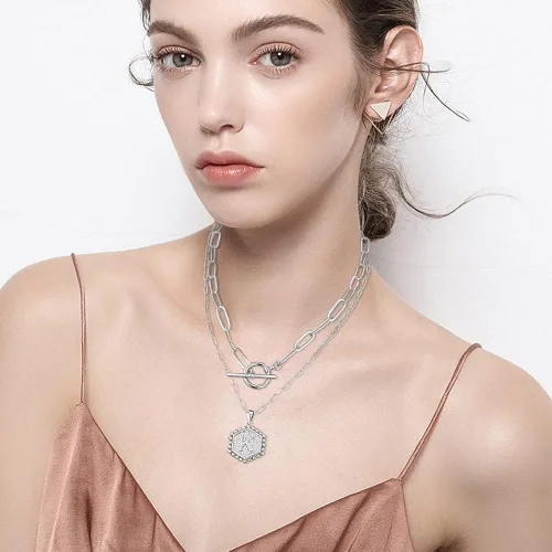 Vista 3 de M MOOHAM - Collares de oro chapados con oro de 14 quilates para mujer, con dije hexagonal, con letras, broche de barra de pasador, gargantilla