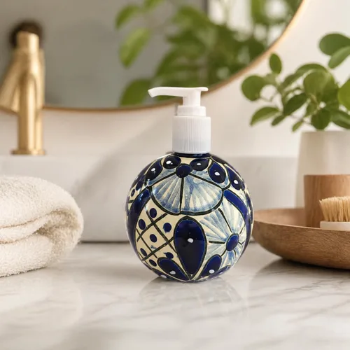 Vista 2 de Talavera - Dispensador de jabón y loción de cerámica – Talavera azul y blanco – para encimeras de cocina o baño – Cerámica mexicana pintada a mano