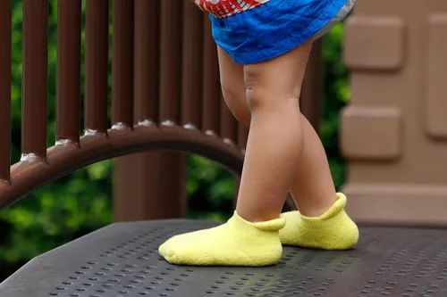 Vista 3 de RATIVE Calcetines antideslizantes con puños para bebés, niños y niñas