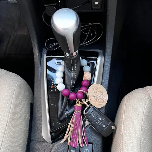 Vista 5 de DeSS Llavero de silicona con letrero de madera y borla de cuero, llaveros para mujer para llaves de coche